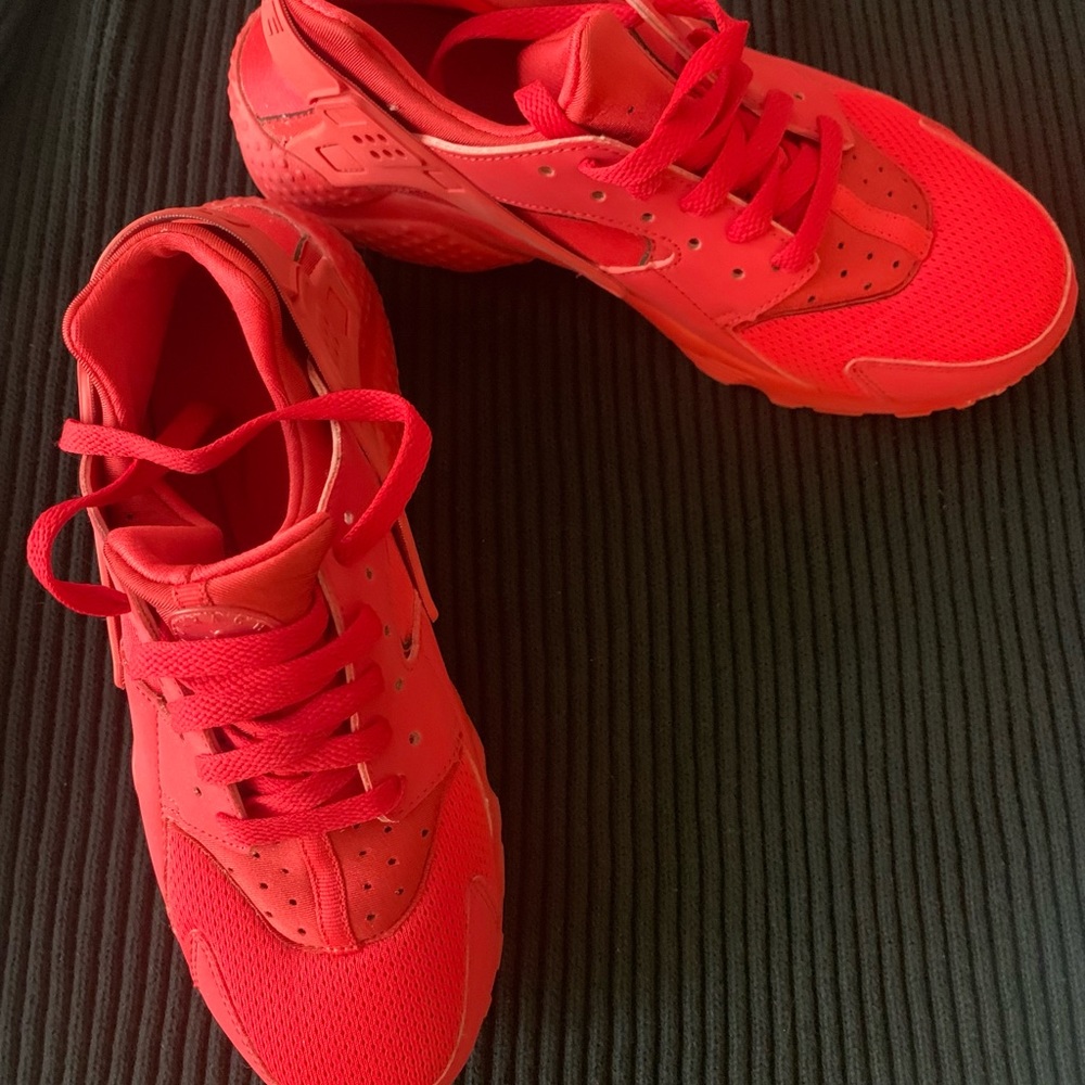 Nike Big Kids Huarache Run casual shoes.